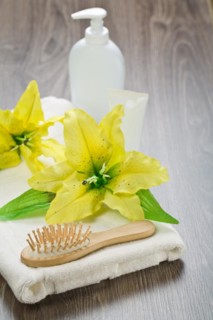 Article for bathing on a wooden surface