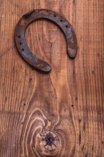 Copyspace image the old rusty horseshoe on vintage wooden board happy concept