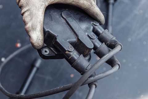 Engine ignition system distributor and high-voltage ignition cable wires connected