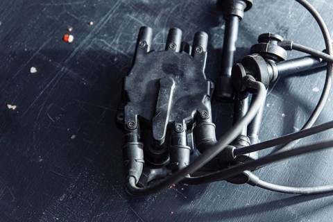 Engine ignition system distributor and high-voltage ignition cable wires connected