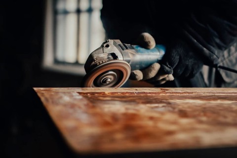 Grinding with an electric wood grinder