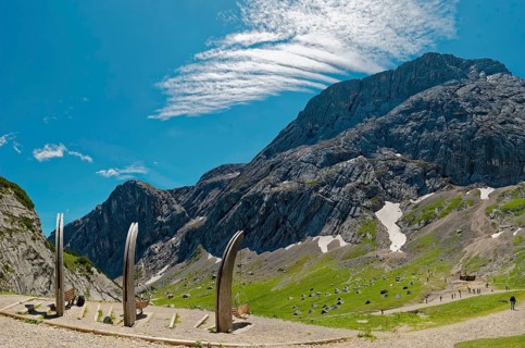 Mountain landscape with blue sky and foehn clouds
