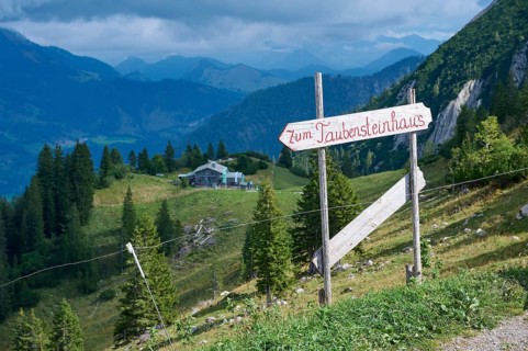 Signpost to the Taubensteinhaus