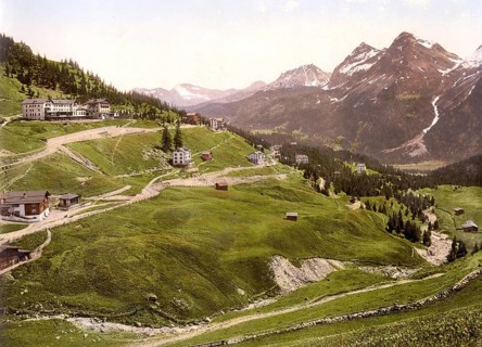 The climatic health resort of Arosa is a historic spa and resort town with private and public high-altitude clinics