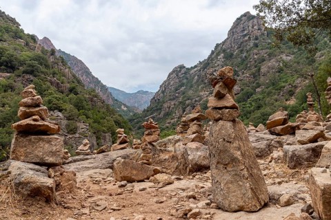 Cairns marking the way above the Spelunca Gorge