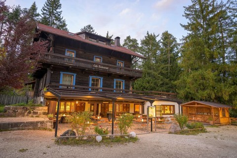 The old inn at the Voelser Weiher pond