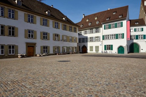 Fassaden und Haeuser auf dem Muensterplatz in Basel