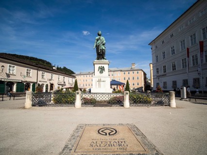 Mozart monument on Residenzplatz