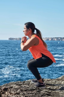 FITNESS WOMAN IN SPORTS SET TRAINING WITH ELASTIC BAND