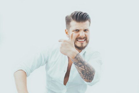 The boss points the subordinate to the exit! The concept of dismissal