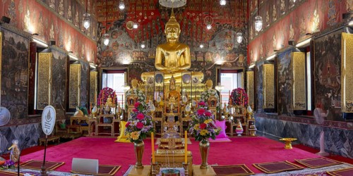 Golden meditating Buddha at Wat Saket