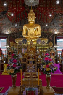 Golden meditating Buddha at Wat Saket