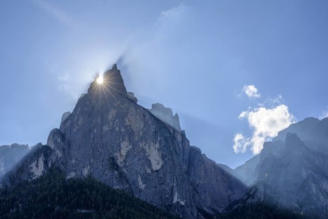 Sun between the mountain peaks of the Schlern
