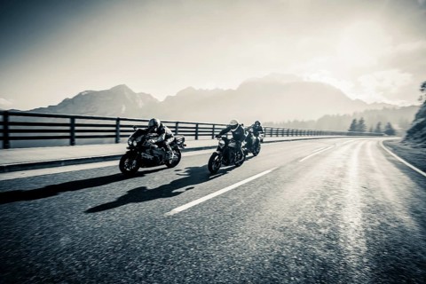 Three motorcyclists on the Rossfeld panoramic road with the Hoher Goell in the background
