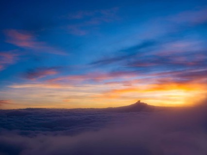 Dawn over the sea of clouds