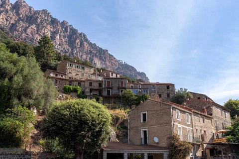 The village of Ota below the Crete de Pinzu