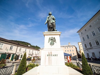 Mozart monument on Residenzplatz