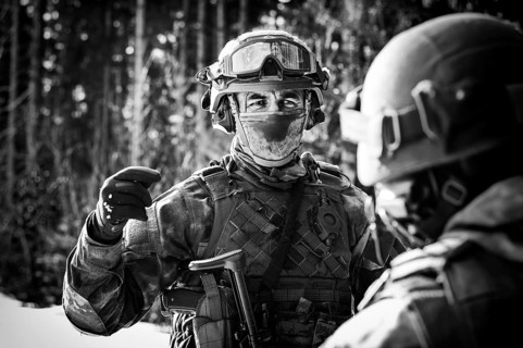 The commander of the special forces makes a briefing before the operation.