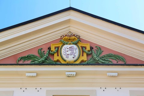 Coat of arms in the triangular gable