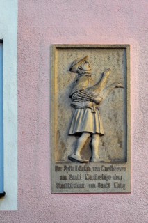 Pink house wall with half relief -Martinstag-
