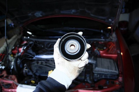 Replacing the tension roller of a car's timing system