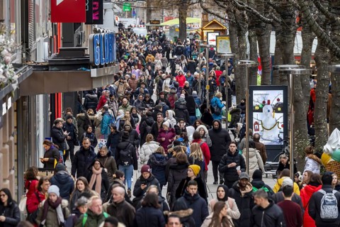 Crowded shopping street in front of Christmas