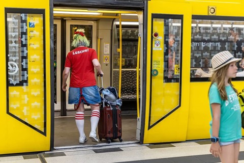 A young woman in conspicuous clothing at the Brandenburg Gate bus stop
