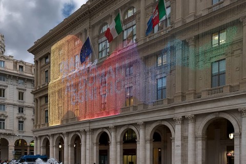 Illuminated advertising on the facade of a language institute
