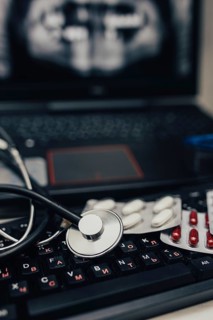 Doctor's desk: phonendoscope