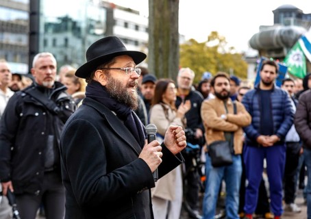 Rabbi Yehuda Teichtal speaks during the demonstration Solidarity March with Israel at Wittenbergplatz