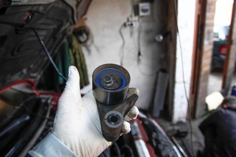 Replacing the tension roller of a car's timing system