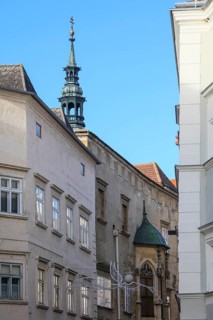 Alley called Taeglicher Markt with late Gothic chapel bay at the Goeglhaus