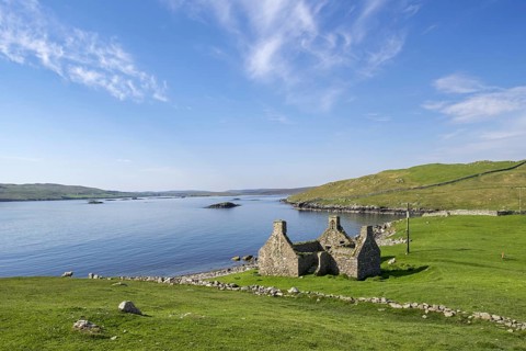 Ruin of old fishing booth at East Lunna Voe
