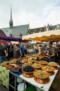 Market in front of the Hotel-Dieu