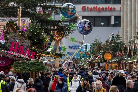 Crowded shopping street in front of Christmas
