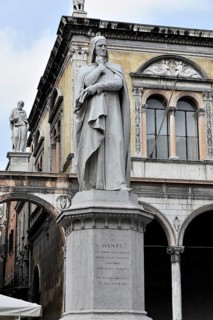 Statue of the poet Dante Alighieri, 1265, 1321, Piazza dei Signori, Verona, Veneto, Veneto, Italy,