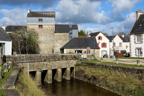 Bridge with Moulin du Pont mill at the mouth of La Mignonne into the Bay of Brest, Daoulas,