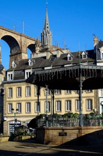 Place des Otages with bandstand, viaduct of the Paris-Brest railway line, Saint Melaine church,