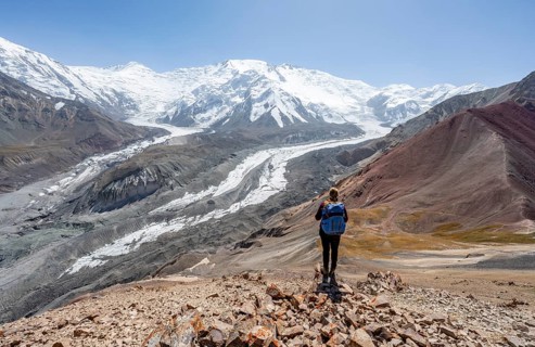 Mountaineer at Traveller's Pass with view of impressive mountain landscape, high mountain landscape