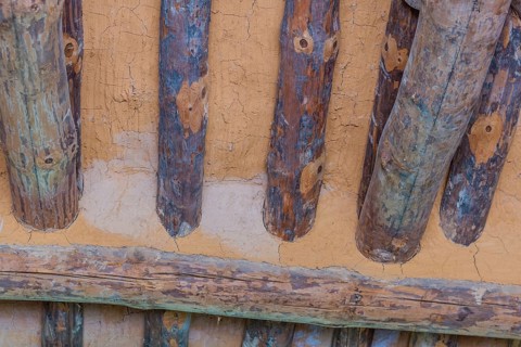 Closeup of logs and mud in ceiling of old log cabin