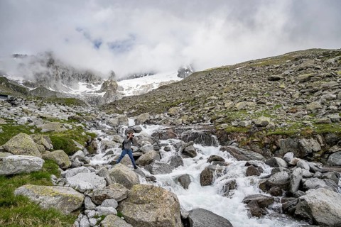 Mountaineers photographed, at a mountain stream, Furtschaglbach, behind rocky mountains with