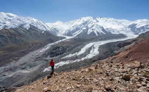 Mountaineer at Traveller's Pass with view of impressive mountain landscape, high mountain landscape
