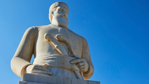 Statue of the resistance fighter and partisan Yannis Daskaloyannis, Imposing statue of a dignified