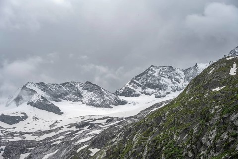 Glaciated mountain peaks Hoher Weiszint and Dosso Largo with Schlegeiskees glacier, Berliner