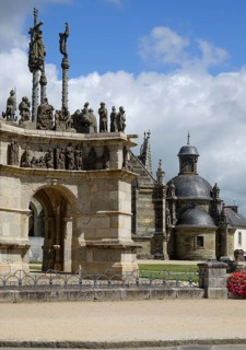 Calvary Calvaire and sacristy, Enclos Paroissial de Pleyben enclosed parish dating from the 15th to