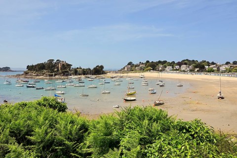 Emerald Coast with boats near Saint-Briac-sur-Mer, Ille-et-Vilaine, Brittany, France, Europe