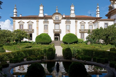 Fountain, Jardim das Camelias, Mateus Palace (Fundacao da Casa de Mateus), Mateus, Vila Real,