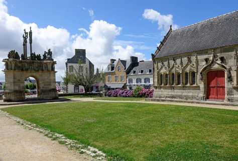 Ossuary Ossuaire and Calvary Calvaire, enclosed parish Enclos Paroissial de Pleyben from the 15th