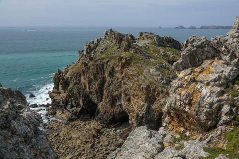 Pointe de Dinan, Crozon, behind the rocks Les Tas de Pois in front of the Pointe de Pen Hir, Crozon