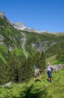 Mountaineer in front of mountain landscape, waterfalls of the Kesselbach, rocky mountain peaks,